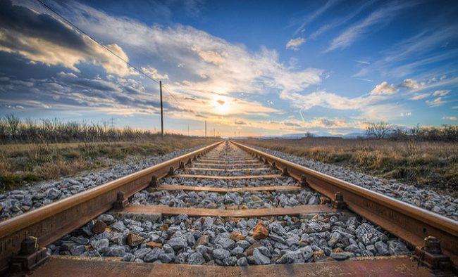 anarotithikate-pote-giati-iparchoun-petres-dipla-stis-rages-ton-sidirodromon