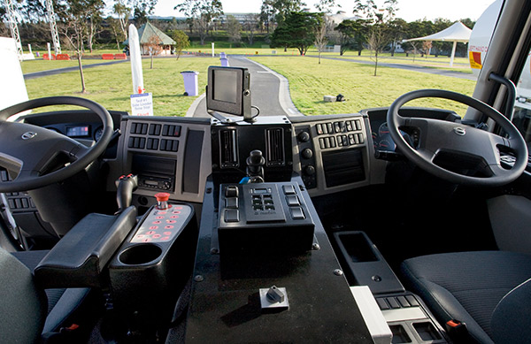 oyfathhkame-giati-exoyme-to-timoni-aristera-enw-se-alles-xwres-deksia-1